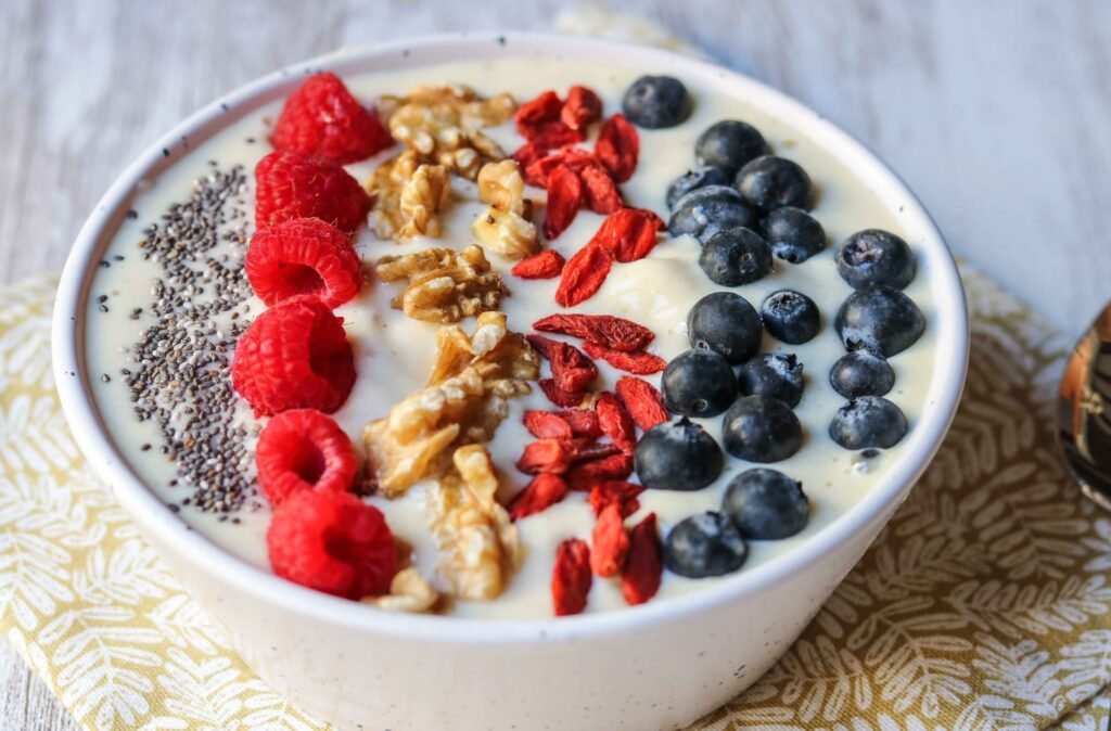summer smoothie bowl, protein smoothie bowl, healthy fruit bowl, yogurt smoothie bowl, banana peach smoothie, post workout bowl, high protein breakfast, no cook recipe